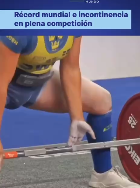 Boström es especialista en press de banca y compite en la categoría de hasta 63 kilos. En esta competición levantó 197,5 en sentadilla, 140 en press de banca y cerró con 227,5 de peso muerto, prueba en la que no ocultó una incontinencia en plena competición. Lo que le ocurrió a Boström no es un accidente aislado, ni tampoco es motivo de vergüenza dentro del powerlifting femenino. De hecho, tiene nombre: incontinencia inducida por el esfuerzo, y es más común en este deporte de lo que muchos imaginan. Durante los levantamientos máximos —especialmente en sentadilla y peso muerto—, la presión intraabdominal se eleva considerablemente. Las atletas suelen realizar una maniobra de Valsalva (una técnica de respiración que consiste en contener el aire y generar presión interna para estabilizar el torso) para proteger su columna y generar potencia. Pero esa misma presión también puede comprimir la vejiga y sobrecargar el suelo pélvico, provocando pérdidas involuntarias de orina. Alba Bostrom, levantadora de peso sueca de 23 años que logró varios récords europeos y mundiales a nivel juvenil, hizo historia en el Mundial de Powerlifting clásico de la IPF en Alemania, donde totalizó 565 kilos para llevarse el triunfo y establecer una plusmarca.