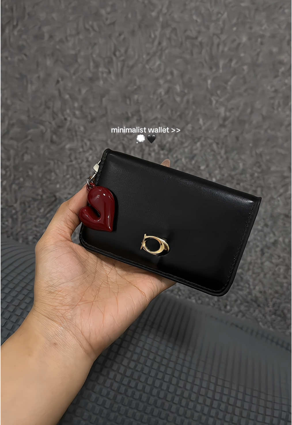 minimalist wallet💭🖤 #wallet #minimalistwallet #slimwallet #blackwallet #compactwallet #classywallet #walletreco #onthegowallet 
