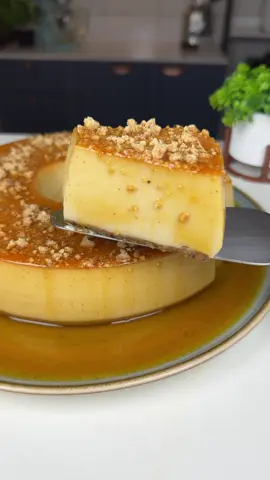 Pudim de paçoca  Ingredientes  Calda  1 xícara de açúcar  1/2 xícara de água  Pudim  2 leite condensado  4 ovos com gemas peneiradas  400ml de leite integral  10 paçocas (15g cada) Usei forma de 23cm de diâmetro  Assar em forno pré aquecido 180°C, entre 1 hora e 30 minutos à uma 1 e 40 minutos, antes de desenformar deixei gelar  #receita #culinaria #pudim #paçoca #festajunina  