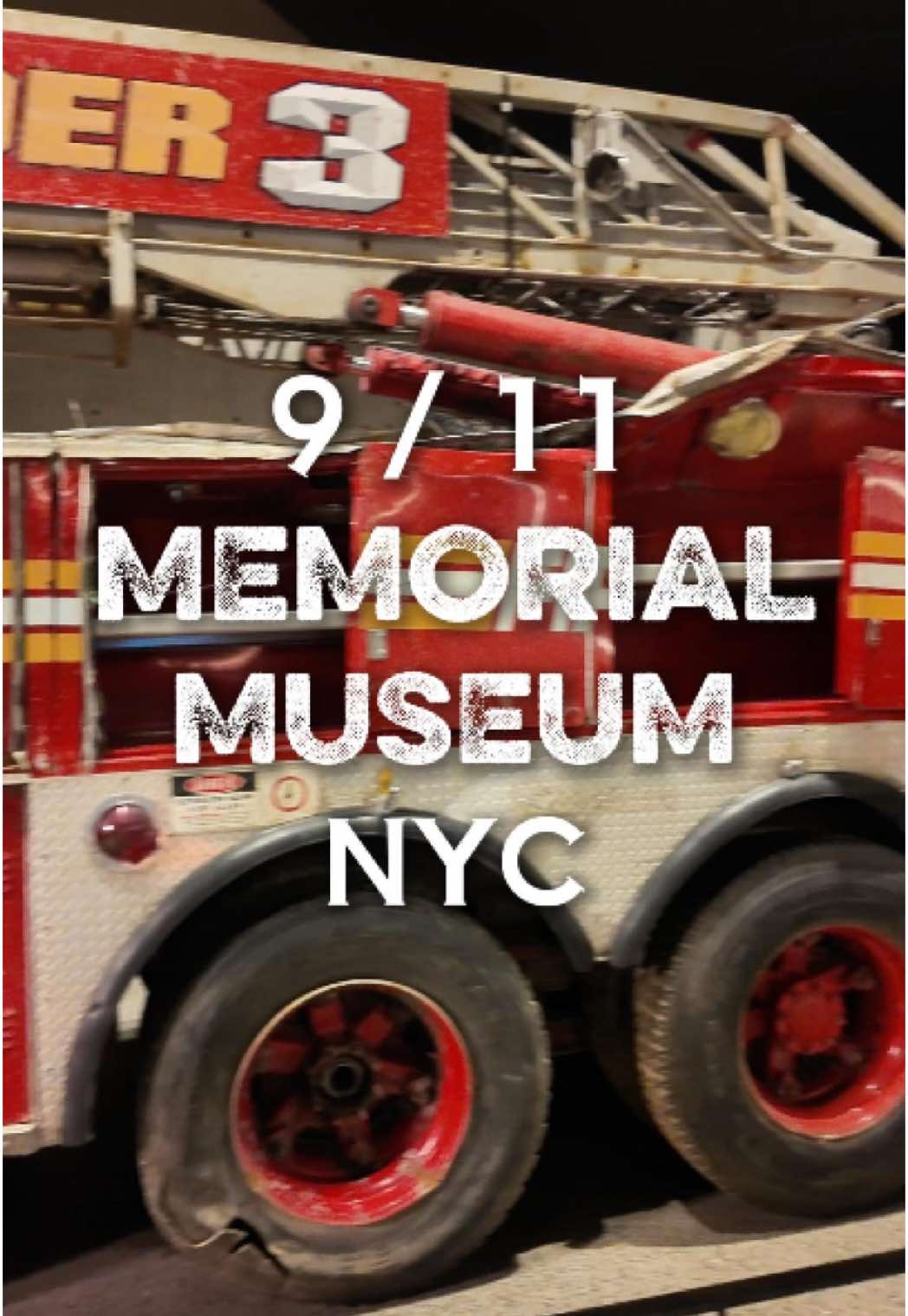 Aquí, donde estuvieron las Torres Gemelas, hoy fluye una fuente infinita. A unos metros, el Museo del 11 de Septiembre resguarda los recuerdos del atentado. Juntos forman un espacio de duelo y memoria.  #911Memorial #NYC #WorldTradeCenter #Memoria #Historia #Arquitectura #NuevaYork #ricardotecuenta 