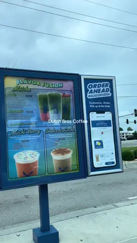 Ya habíamos probado uno de churro pero ya no estaba 🥲 Sabías que ya hay dutch bros en Indiana? #dutchbros #coffee #kansas #indiana 