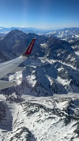 a vista mais incrível de todas 🫶🏻🥹  . . . . . . #chile #santiagodechile #travel #vacations #cordilleradelosandes #cordilheiradosandes #flight 