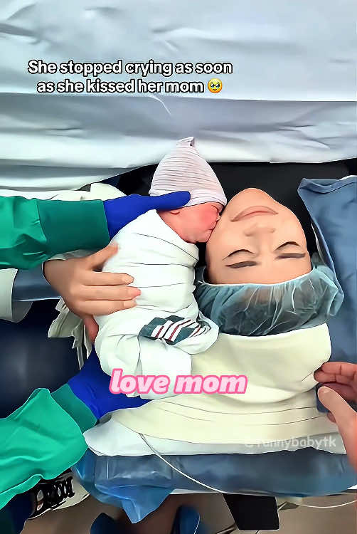 Baby love mom🥰#funnybaby #babylove #Love #funny #cute #family #mom #baby 