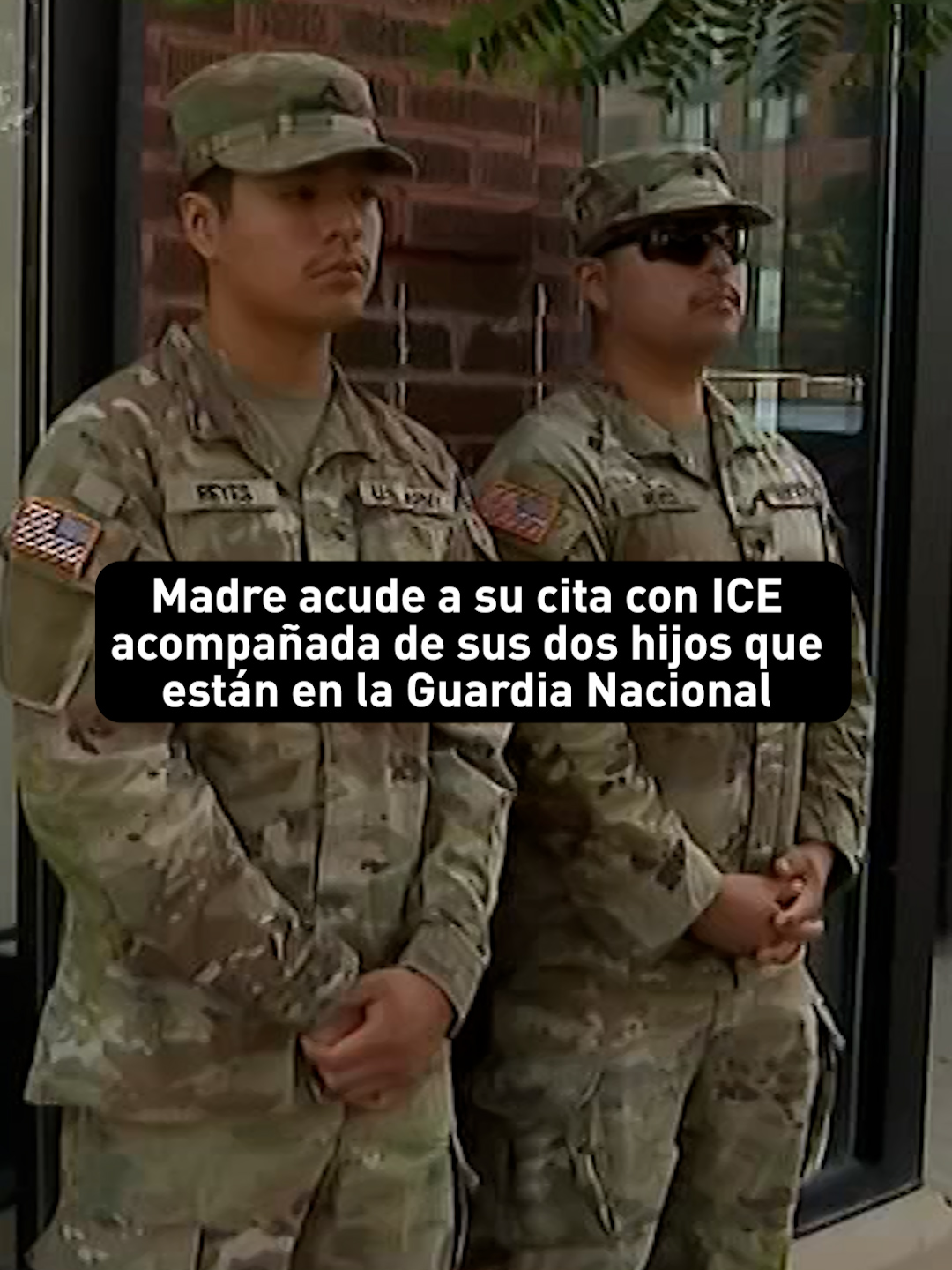 Una inmigrante mexicana y madre de familia, compareció este martes a su cita para registrarse con ICE en Chicago, bien respaldada. Y es que la mujer vino acompañada de sus hijos, Axel y Andrés, ambos miembros de la Guardia Nacional. La familia comentó que les preocupa que su madre haya recibido una cita para comparecer en persona. @SantiagoTelemundo 