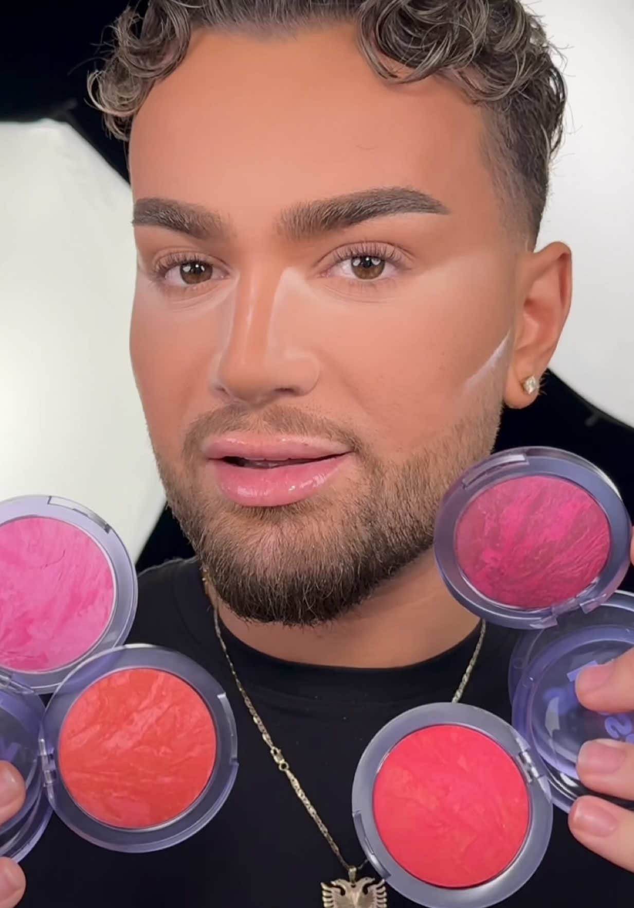 A D STOP SABOTAGING YOUR OWN MAKEUP AND START USING MORE THAN ONE SHADE OF BLUSH 😭 @Kosas  #fyp #makeup #makeupartist #beauty #beautyhacks #makeuptutorial #blush #promua 
