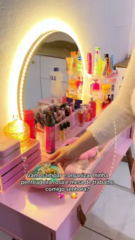 Limpando e organizando minha penteadeira cor de rosa e minha mesa de trabalho 💖 Me ajudem o que eu faço com aquele porta joias? 😮‍💨🤭 #penteadeirarosa #perfumes #penteadeira #cheirosa #limpandoeorganizando #meucantinhodeperfume 