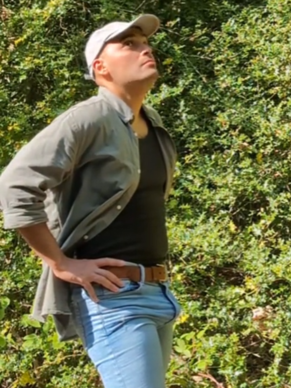 Don't be so shy, play with me! #Summer #warmday #masculinity #muscle #jeansmen #menjeans #inthewood #chewinggum #hunk #sunny #machoman 
