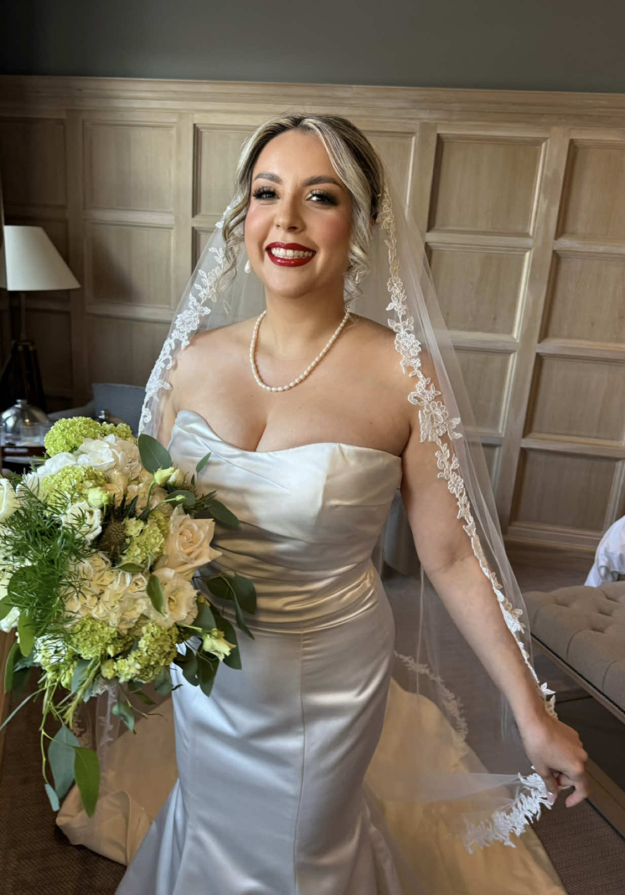 Bridal glam in the capital 👰🏽‍♀️🤍💄 #mua #scottishmua #scottishweddingmakeup #2025 #makeupartist #2025trend #bridalmakeup 