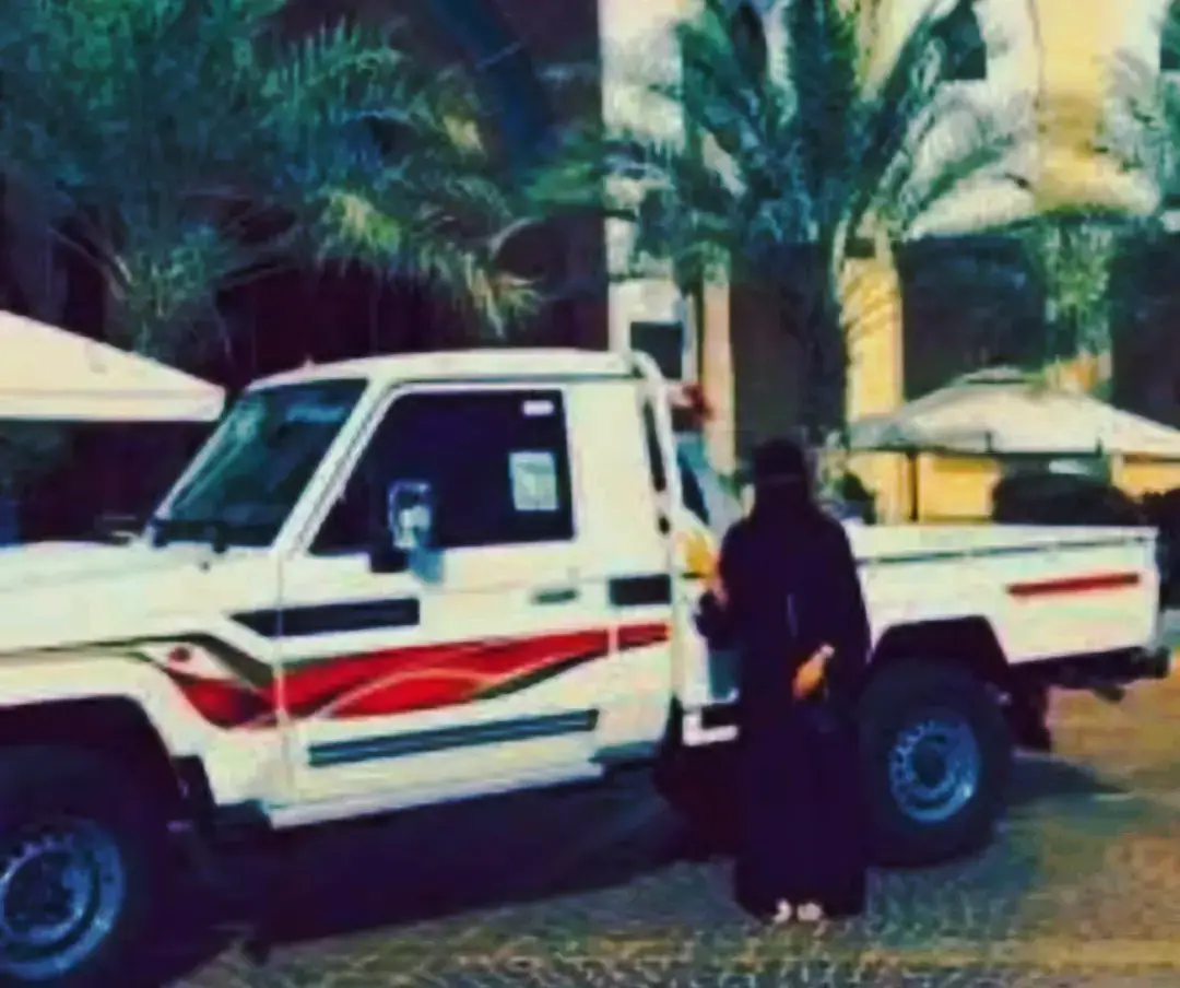 متى على الله تجيني ياغرامي واجيك    الشوق ماله عن القلب المعنى عزل   كانك تبي تغيب علمني وانا بحتريك    قلبي ليا حب دايم فالمحبه جـزل  يحق لك يوم مالك وسط قلبي شريك  تسرح وتمرح ولا تحسب حسابك وتزل  احاول اكتب قصيدة عتاب وازعل عليك   واذكر عيونك واخليها قصايد غزل