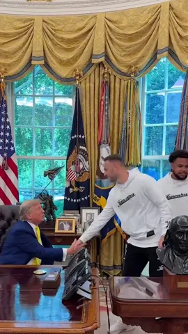 Dingen die je misschien niet had verwacht om te zien: Donald Trump ✖️ Teun Koopmeiners 🫨 via X/MargoMartin47 #koopmeiners #donaldtrump #juventus