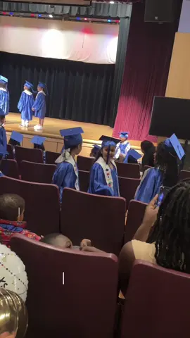Mi mini influencer se graduó de K2 👩‍🎓✨ Un día que nunca voy a olvidar.. Su carita, su sonrisa.. mi orgullo más grande 🥹💖🌸 #graduation #miniinfluencer #momlife #fypviral #viral #tiktokniños #dominicanmom #momtok #episodio2 