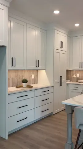 Clean & sparkly. ✨ #hemmeconstruction #customhome #remodeling #customhomebuilder #custombuild #missourihomes #homeremodel #dreamhome #luxuryliving #missouriremodel #missouriremodeling #columbiamoremodel #tiktok 