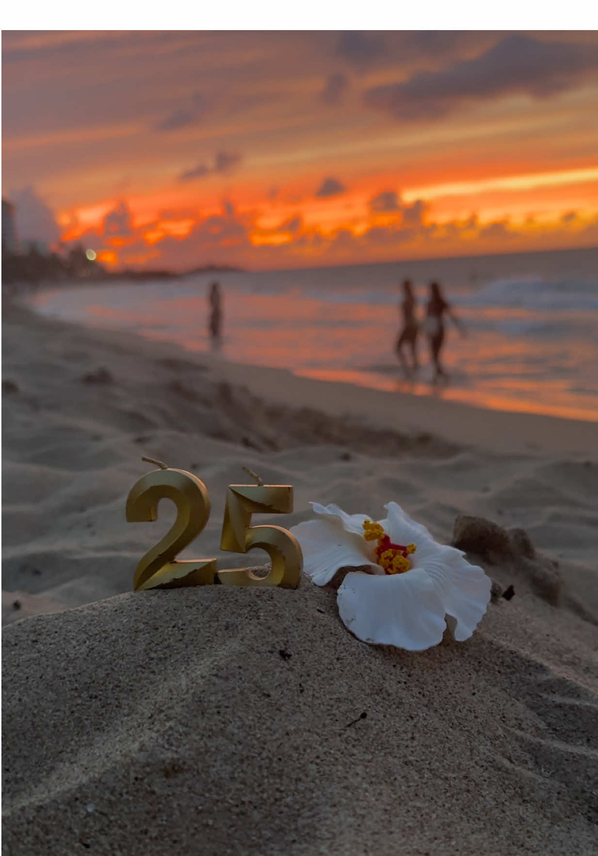 25 🌺 #birthdaygirl #twenties #twentyfive #25thbirthday #birthdayinspo #beach 
