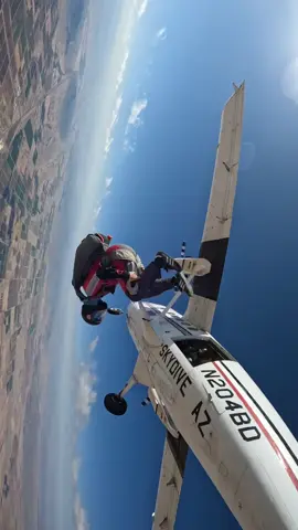 And just like that she is a licensed skydiver🥹this process wasn’t easy but I wouldn’t have traded it for the world. Beyond blessed and grateful to experience one of life’s greatest gifts and I have so much love for this sport💕 #skydiving #skydiversoftiktok #aff #adrenaline #chaseyourdreams #inspiration 