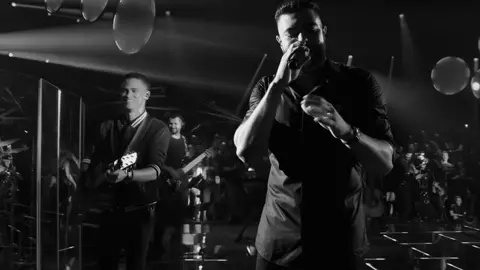 não combina com a minha vida calma #sertanejo #lyrics #henriqueejuliano 