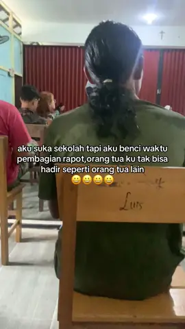 Aku duduk sendiri dengan percaya diri bahwa aku kuat,tapi hati ku tak bisa menahan rasa iri saat melihat yang lain tertawa lepas Bersama orang tua nya. 😃 #foryou #sad #sedih #galaubrutal #masukbrandafyp #lewatbrandafyp #fypシ゚viral #fypシ #fyp 