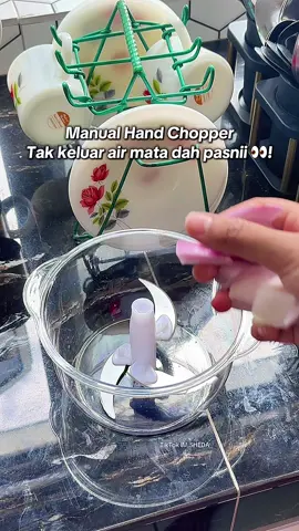Tekan tekan siapp ! Seronoknyaaa #ManualChopper #BarangDapurBest #KitchenGadget #ViralTools2025 #TikTokMadeMeBuyIt #ASMRDapur #FYP #manualhandchopper #chopper #choppermurah 