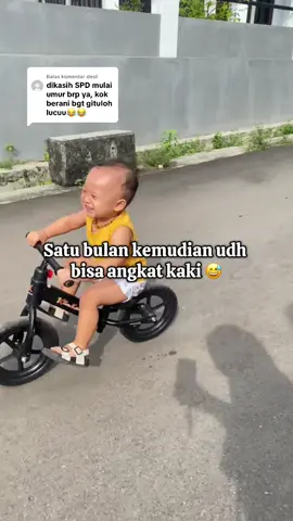 Membalas @desii awal pake pushbike usia 17 bln kaa, semangat bgt latihannya tiap hari, satu bulan keluarkan udh makin lincah😅🥰 #balancebike #sepedaanak #pushbike 