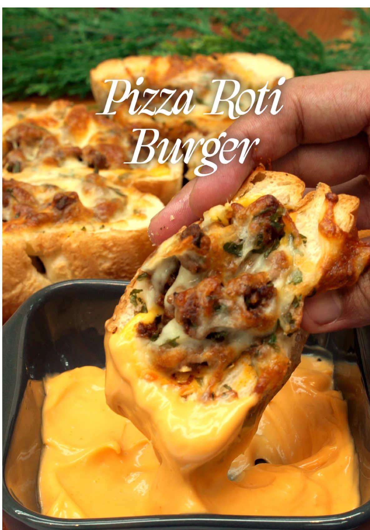 Resepi Pizza Roti Burger ni khas untuk mak-mak yang dah tak tahu nak masak apa untuk anak anak, try tau buat kat rumah nanti 😊 Bahan-bahan 1. 400g daging kisar  2. 3-4sb sos pasta  3. 1sb mix herbs  4. 1/2sk garlic powder 5. 1/2sk garam 6. Roti burger 7. Cheddar cheese 8. Mozarella cheese #pizzarotiburger #hamdanmasak 