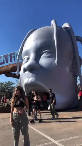 Walking into AstroWorld, unaware that hours later lives would be lost and I’d be fighting my way out of the crowd, terrified, small, and just trying to breathe. #astroworld #astroworldfestival #astroworldfest #astroworld2021 #astroworldfestival2021 #astroworldfest2021 #fyp #foryou #therealarinae_ #hell #noair 