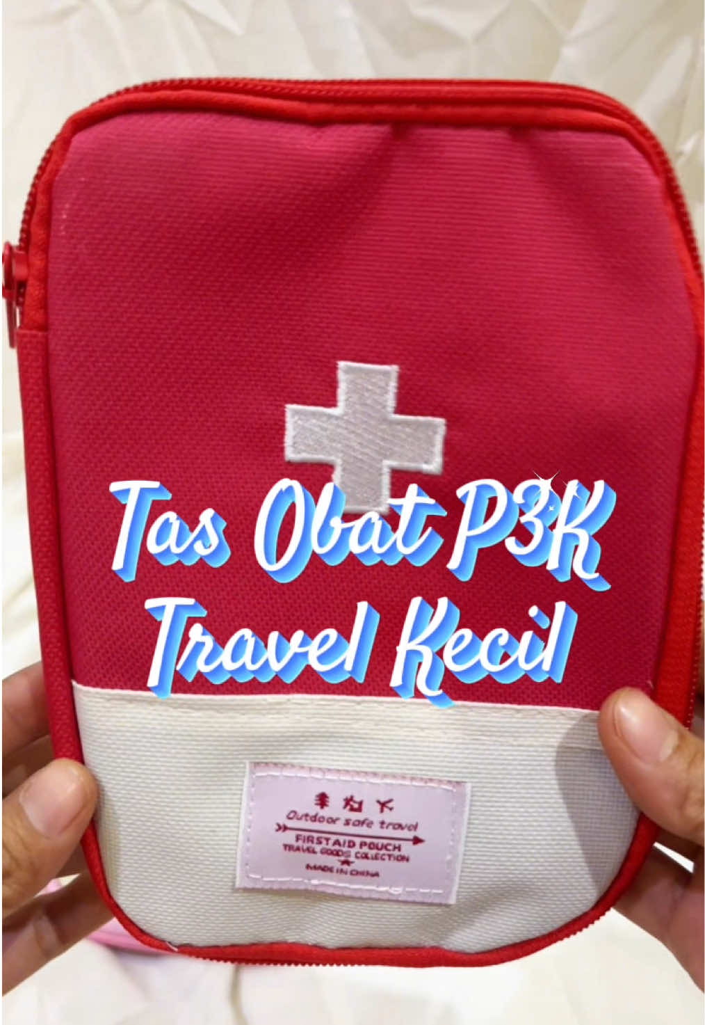 *** TANYAKAN STOK TERLEBIH DAHULU *** ️  Bahan              : Oxford tebal Ukuran Kecil : 18.5 x 13.5 Cm Spesifikasi : - 4 sekat besar untuk tempat botol obat - 1 sekat bahan karet untuk selipan obat berbentuk botol atau salep - Tutup full resleting Korean travel medicine pouch adalah pouch yang didesign khusus untuk tempat obat atau supplemen. Berbentuk dompet yang dalamnya terdapat sekat untuk tempat obat-obatan. Dengan travel medicine pouch, anda dapat menyimpan semua obat atau supplemen anda ke dalam pouch dan masukkan pouch ke dalam tas bawaan anda. Mengkonsumsi obat atau supplemen jadi mudah, bisa kapan dan dimana aja. Pouch juga bisa digunakan untuk menyimpan obat luka luar seperti plester, betadine, salep dan sejenisnya, bisa dipakai kapan saja jika mengalami luka di tengah jalan.