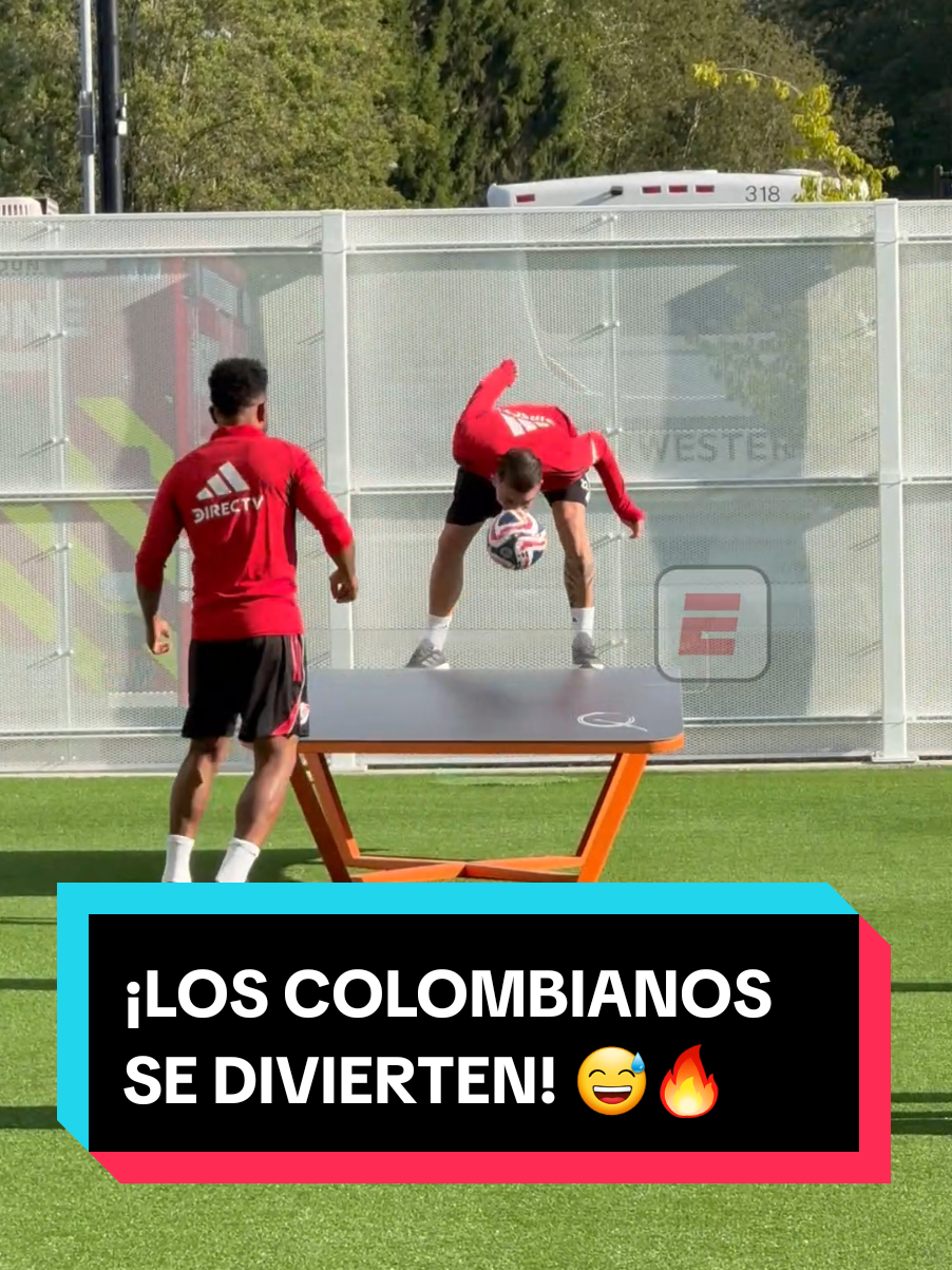 ¡SI SE SUBEN ES IMPOSIBLE! 😅🔥 #Borja y #Castaño se divierten en el #entrenamiento de #River  👉 Mirá los partidos de #DisneyPlus de la #FIFACWC en el Plan Premium #TikTokDeportes 