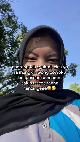hanya grup berisi 3 orang yang tau siapa dia😜