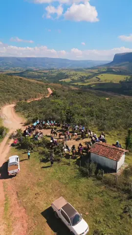 🐎 CAVALGADA VALE DA CANASTRA – 01 a 03 de Agosto 📍 Vargem Bonita - MG Uma imersão na cultura, nas belezas e nos sabores da Serra da Canastra! ✅ Tudo incluso: hospedagem, cavalo, alimentação, bebidas, shows e até a camisa oficial! 🍃 Sexta – Chegada na charmosa Pousada Chalés do Rancho e jantar mineiro de boas-vindas. 🐎 Sábado – Cavalgada Vale das Nascentes com 25km de trilhas, mirantes, muros de pedras, leito do Rio São Francisco, cachoeiras e aquele churrasco no alto da Serra! 🔥 À noite, roda de viola, fogueira, arroz de barranco e muita prosa boa! 🌄 Domingo – Café da manhã caprichado e despedida desse rolê inesquecível. ➡️ Vem sozinho? A gente organiza o chalé pra você dividir com outro participante! 💰 VALORES POR PESSOA: ✔️ R$ 2.950,00 no PIX à vista ✔️ R$ 3.500,00 no Cartão em até 6x sem juros. Contato (37) 9 8833 9743 - Maycon #cavalgada #vaquejada #minasgerais #hipismo #cavalo #canasta #paisagens #horse #pousada 