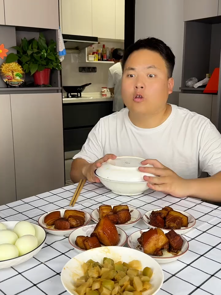 #搞笑段子#搞笑日常这么多红烧肉，吃的可香了！