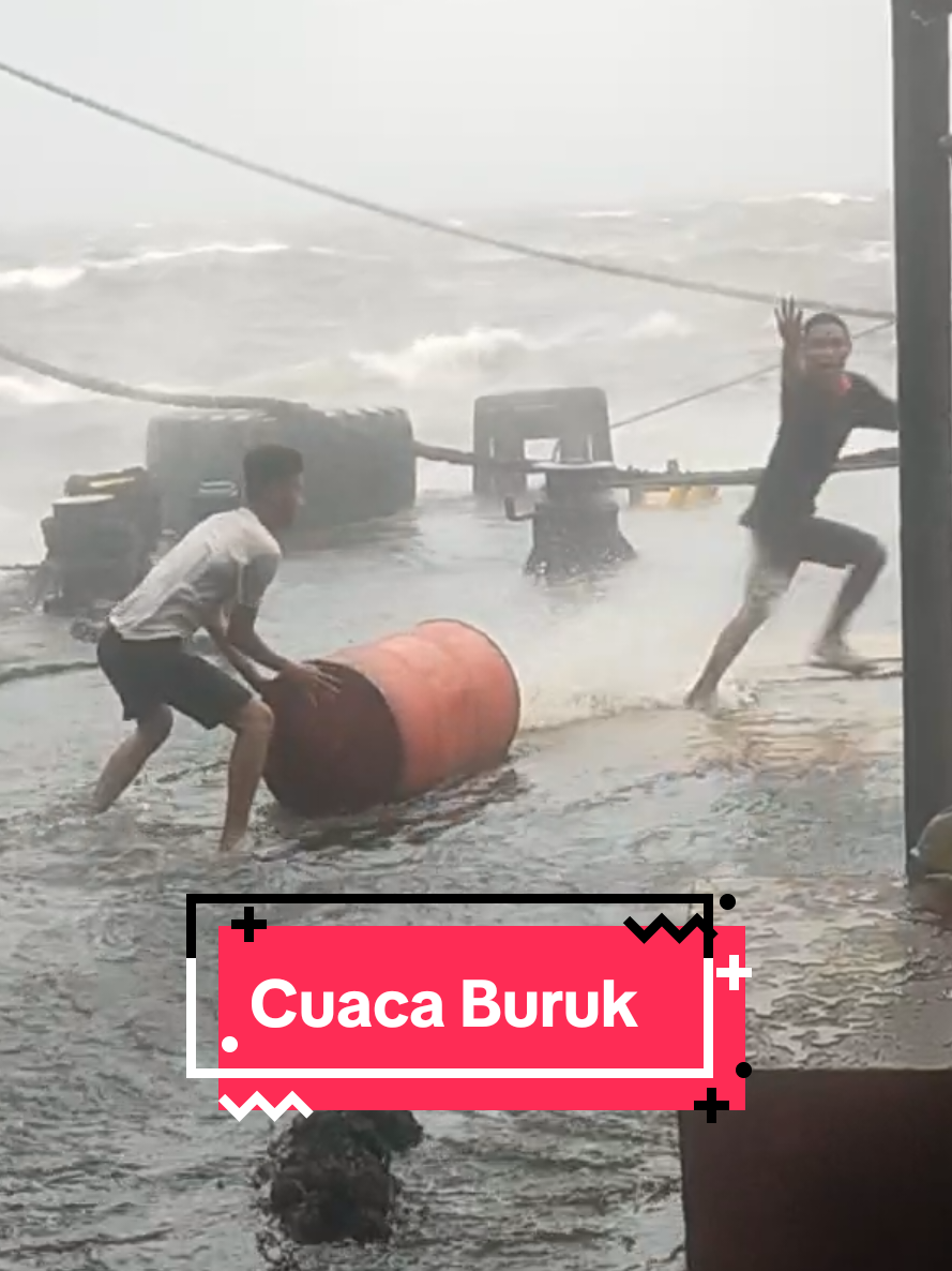 Cuaca Buruk di Laut Taboneo di musim Barat tahun 2021 ... Pengalaman yang tak terlupakan 😄 #tuglife #sealife #laut #trending #fyp #fypシ #fypシ゚viral #fypage #foryourpage #floatingcrane #trend #cranebarge #tugboatlife #tugboatindonesia #tugboat 