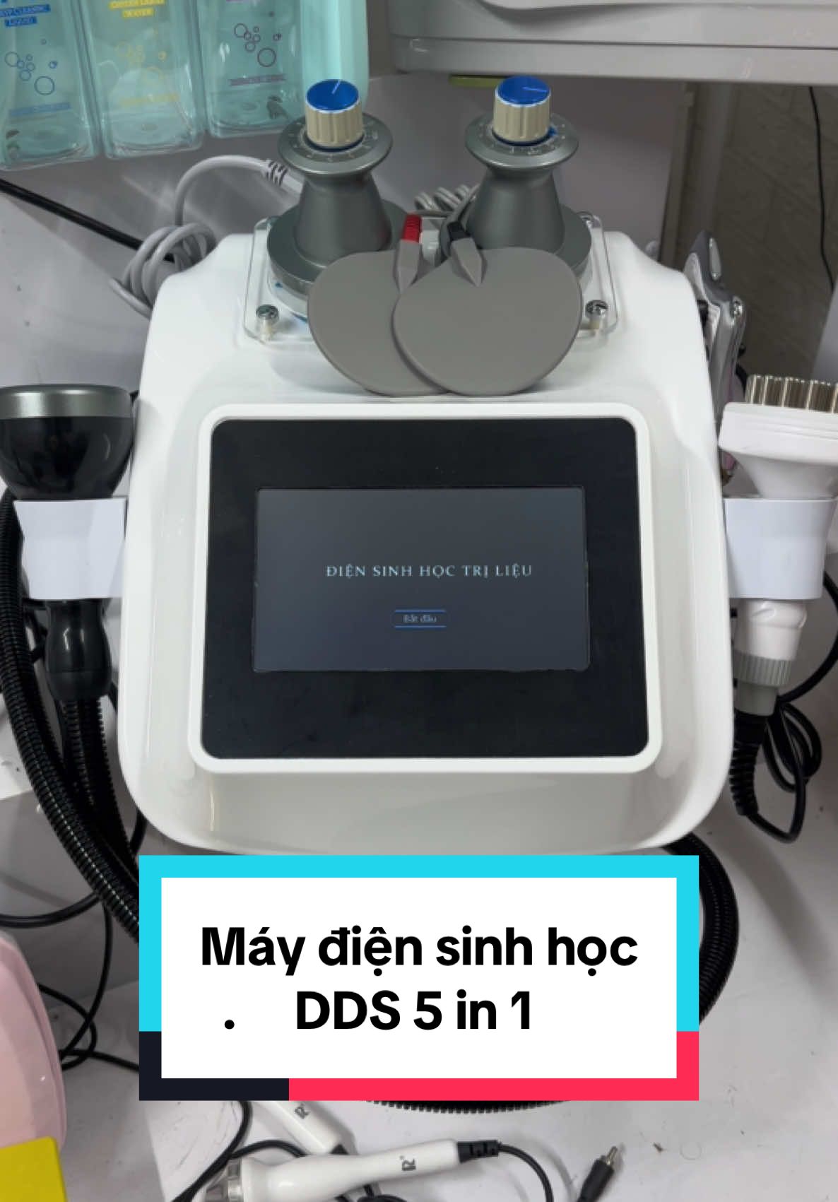Máy điện sinh học Dds 5in1 - 1 chiếc máy trị liệu rất Hottt trong thời điểm hiện tại. Tích hợp nhiều chức năng trong 1 máy như: giác hơi, cạo gió, điện xung, bàn chải mạc cơ... Máy bản tiếng Việt rất dễ sd và được bảo hành 12 tháng. #thietbispa #lamdep #setupspachuyennghiep #xuhuong #maydiensinhhoc #maydiensinhhocdds #maydds #maytrilieu 