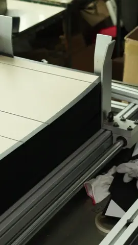 💥Real shots reveal the charm of Jialan Package's one-piece cardboard folding box production The biggest feature of folding boxes is that they are economical to package and save freight. Although one-piece folding boxes are very economical, they are not easy to make. They not only need to go through machines, but also need to complete subsequent manual assembly procedures. This is a foldable cardboard packaging box we customized for a customer. It consists of three different color panels: black, rose red, and white. It has built-in magnets and strong glue, which makes packaging convenient and worry-free. If you are interested in this foldable cardboard box, you can send a private message to @jialanpackage for consultation and ordering. ❤️ We are a professional packaging factory from China. MOQ: 1000pcs can be customized with printed logos, and 5000pcs can provide free design services.💯💯💯 🌐Official website:www.good-package.com 🌐Video website:www.jialanpackage.com 📑Email:sales9@jialanpackage.com whatsapp：+86 17275258103 #foldingbox #foldablebox #foldableboxes #foldingboxes #customboxes #customboxinggloves #customgiftboxes #custompaperboxes