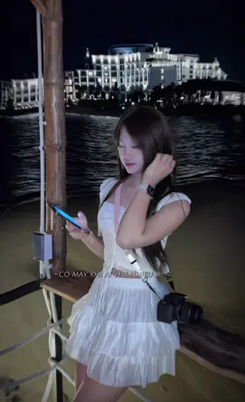 💘 Nguyễn Đàm Tuệ Linh - hot girl , xinh gái , thân thiện của lớp 12B4 💘 Không cần lên tiếng, Tuệ Linh vẫn tỏa ra cái vibe “ai không yêu tui là thiệt thòi của họ”. Xinh thì có thừa, mà thái độ lại đỉnh – vừa ngầu như nữ chính hành động, vừa thân thiện như crush hay cho mượn bút. Linh là kiểu người mà trông thì sang chảnh, nhưng nói chuyện rồi mới biết “thân thiện khỏi chê”. Cười cái là tan chảy, nói câu là muốn thân. Tính cách cởi mở, dễ gần, lại luôn giúp đỡ mọi người nên bảo sao đi tới đâu cũng được yêu mến. Không cần phải ồn ào, không cần phô trương, Tuệ Linh chọn cách nổi bật theo kiểu “tự nhiên mà lấp lánh”, một “chị đẹp học đường” đúng nghĩa: có nhan sắc – có khí chất – có trái tim ấm áp. ✨🖤🎧 #xuhuong #viral #thpthongai #halong #xh 
