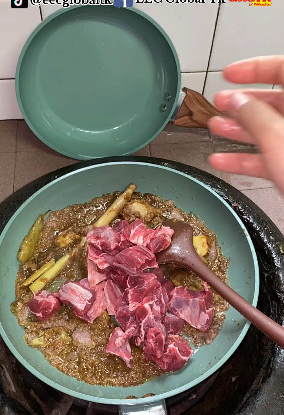 Dina kien reang Masak Semur Daging Dengan bumbu karwek yg lekoh dan medok kaya raine musuh #🤣 #🤣🤣🤣 masi menggunakan wajan imut hadiah dari @EEC Global TK Kargo📦  beli kardusnya dapatkan Hadiahnya #eec #global #tk #globaltkpilihanku #jangkauanluas #fypberanda #masakansimple #se #mu #r #dagingsapi #video #masak #viralvideo #beranda #li #na #al #pu #ka #t #masyaallahtabarakkallah #padahariini #hashtag 