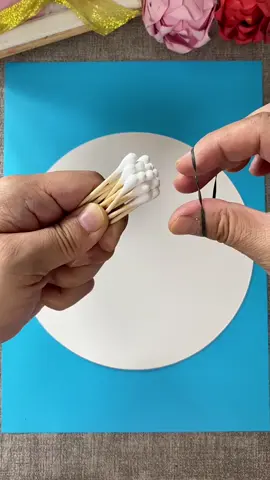 You can use cotton swabs at home to draw summer trees. Try it with your kids! #ParentChildCrafts #ToddlerArtsandCrafts #ChildrenCreativeArt #CreativeChildrenPainting #ToddlerCreativeArt