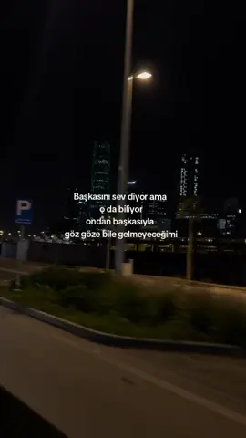 Sende bilirsin sevdiğim başkasının yanından bile geçmeyeceğimi, sende bilirsin başkasını istemeyeceğimi. Unuturum sanırsın belki ama ne unutabilirim ne vazgeçebilirim. Bu gözler bir sana parladı başkasına bakabilir mi? Özlerim çok özlerim, özledim de ama seni özlemek bile çok güzel bir şey. Çünkü senin bana bıraktığın son şey... #özlerim #seviyorum #vazgeçmem #beklerim #özledim #sen #uk #fypシ #keşfettt #keşfet 