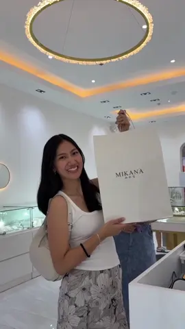 shopping time with @Mikana 🤍 #MikanaCareFreeLuxury #SchoolInStyle  #shopping #shoppinghaul #shoppingvlog #ShoppingSpree #shoppingtime #shopaholic #shopwithme #fashion #fashiontiktok #TikTokFashion #fashioninspo 