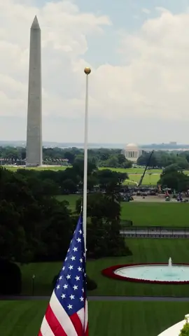 Washington DC  New American Flag gracing the South Lawn of the @WhiteHouse - June 18th, 2025 . ✔️ Credit 👉🏆🎥 @firstladyoffice  . #conexaoamerica #whitehause #americanflag 