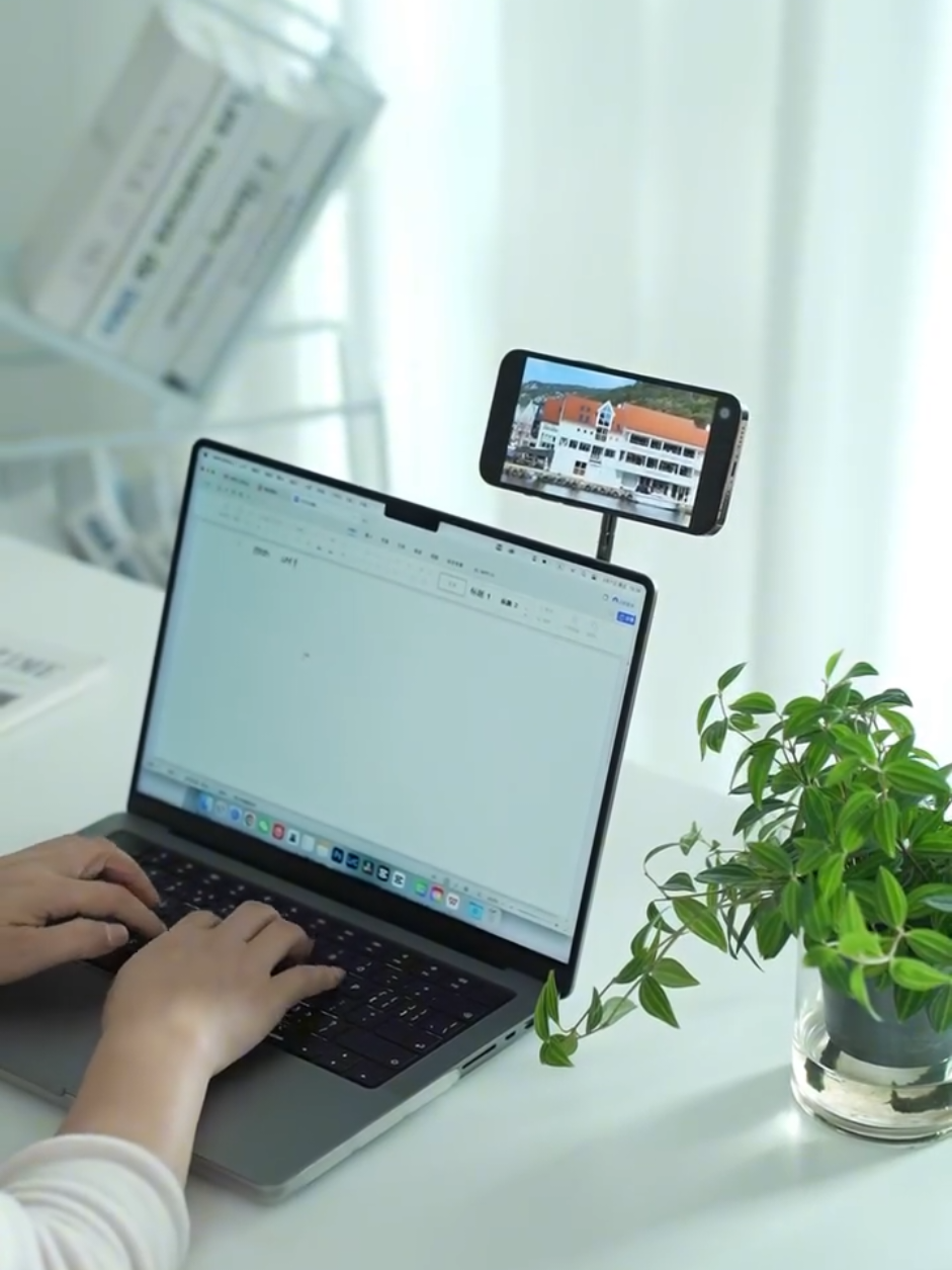 Fatigué des supports de téléphone qui ne tiennent pas en place ou qui ne sont pas conçus pour votre téléphone ? 😤 Notre support de téléphone magnétique 360° pour voiture maintient votre téléphone stable, où que vous soyez. 📱💪 Une fois que vous aurez essayé ce support de téléphone, essayez-le une fois et vous ne vous contenterez plus jamais d'un autre support. 🚗 C'est le seul dont vous aurez besoin ! 🌟 Procurez-vous le vôtre dès aujourd'hui et profitez de notre promotion à durée limitée ! ⏳