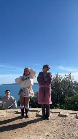 オーストラリアの山の頂点ついたらサプライズで友達が崖から出てきて叫んだwww@momohaha🍑 👩 
