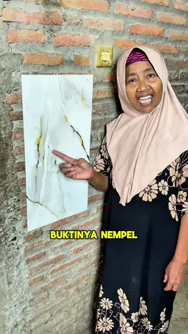 Membalas @Faiz Hidayat meskipun belom plasteran juga bisa nempel kok #wallpaperdinding #wallpaperdindingmurah #wallpaperdindingfoam #wibgajian #cuantanpabatas 