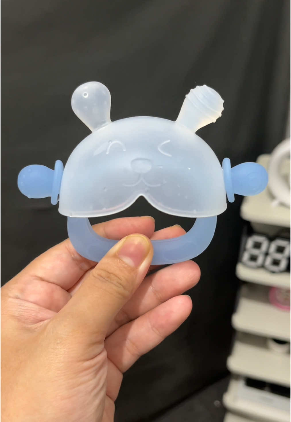 Bahan silikon lembut nyaman saat kena gusi atau mulut bayi, dan bisa dibawa kmna2 😻🤏 @Dr.isla id #teether #teethergelangtangan #BPAfree #fyp #hygenis #gigitanbayi #masyaallahtabarakkallah 
