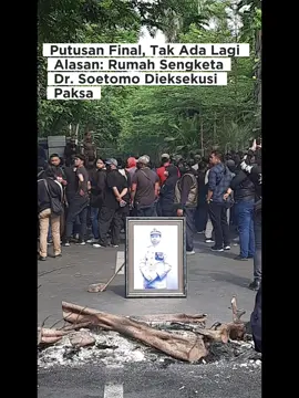 Putusan Final, Tak Ada Lagi Alasan: Rumah Sengketa Dr. Soetomo Dieksekusi Paksa LINTAS HUKRIM, SURABAYA – Drama hukum yang sempat dua kali tertunda akhirnya berakhir tegas. Rumah mewah di Jalan Dr. Soetomo No. 55 Surabaya resmi dieksekusi oleh juru sita Pengadilan Negeri Surabaya pada Selasa (17/6), usai melalui rangkaian proses hukum yang panjang dan berliku. Proses eksekusi berlangsung dengan pengamanan super ketat, melibatkan 702 personel dari jajaran Polrestabes Surabaya untuk mengantisipasi potensi penolakan dan gesekan. Kawasan sekitar lokasi dieksekusi disterilkan demi kelancaran eksekusi yang telah dua kali gagal dilakukan sebelumnya. “Pengamanan ini dilakukan demi menjamin pelaksanaan putusan pengadilan berjalan tertib dan aman,” ungkap Kasi Humas Polrestabes Surabaya, AKP Rina Shinta. Eksekusi ini merupakan hasil dari gugatan perdata oleh Handoko Wibisono, pemilik sah Sertifikat Hak Guna Bangunan (SHGB) No. 651 atas tanah seluas 589 meter persegi di Kelurahan Dr. Soetomo. Gugatan terhadap penghuni, R.A. Tri Kumala Dewi, dikabulkan sebagian oleh PN Surabaya dalam putusan Nomor 391/Pdt.G/2022/PN.Sby tertanggal 5 Desember 2022, diperkuat oleh Pengadilan Tinggi dan Mahkamah Agung, hingga Peninjauan Kembali yang ditolak MA pada 29 November 2024. Kuasa hukum pemohon, Aris Supriyanto, menyampaikan apresiasi kepada aparat penegak hukum dan semua pihak yang mendukung proses hukum hingga tuntas. Ia menyebut bahwa keberhasilan eksekusi ini merupakan bentuk nyata tegaknya hukum dan kepastian hukum di Indonesia. “Kita berterimakasih dengan pihak-pihak semuanya yang telah membantu, termasuk aparat keamanan yang sudah all out untuk memberikan kepastian hukum,” ujar Aris usai eksekusi. Ia menegaskan bahwa pelaksanaan eksekusi ini bukan hanya soal pengosongan fisik semata, tapi simbol penting bahwa hukum di negeri ini masih punya wibawa dan bisa ditegakkan hingga tuntas. Dengan selesainya proses ini, polemik kepemilikan rumah bernilai miliaran rupiah yang selama ini menghiasi kawasan elit tengah kota Surabaya resmi berakhir. Negara akhirnya menunjukkan taringnya sebagai pelaksana keadilan. #drsoetomo55 #eksekusi #drsoetomo #rymahDrsoetomo55