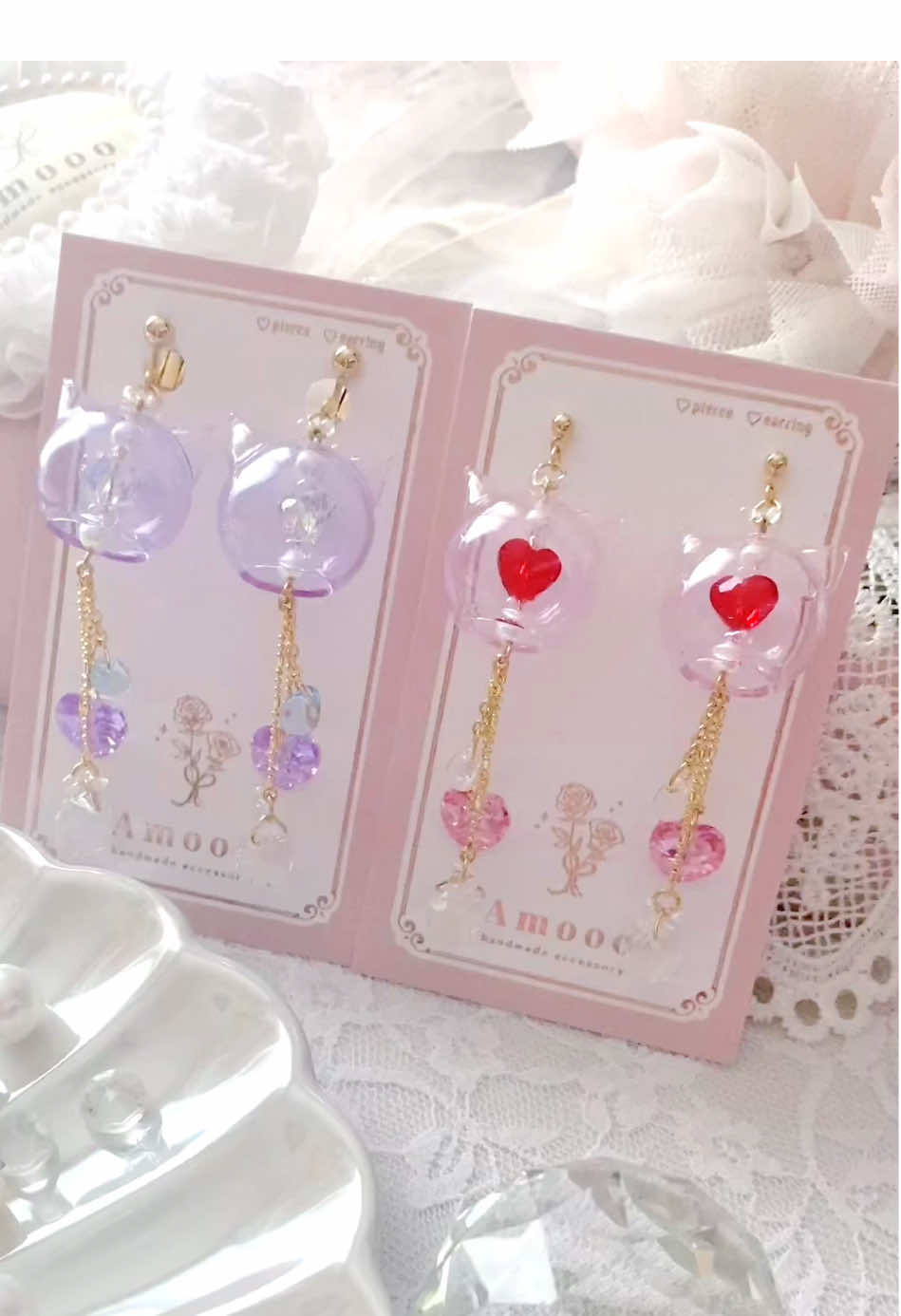 猫ちゃん🐱🫧ガラスドームアクセサリー🎀⋆* 猫ちゃん型のガラスドーム✧*。  可愛い過ぎて🥺💓 猫ちゃんの中にハートを入れて可愛らしく♡♡ 風鈴のようなすらっとしたチェーンでチャームを 揺らしましたがガーリーにリボンとかでも 可愛いくなりそうかな🤤💕 ✶.•*¨¨*•.✦✶.•*¨¨*•.✦✶.•*¨¨*•.✦ 𝑨𝒎𝒐𝒐𝒐 𝟏𝟎𝒕𝒉 𝑨𝒏𝒏𝒊𝒗𝒆𝒓𝒔𝒂𝒓𝒚🎀💓 𓂃𓈒 𓂂𓏸 皆様に感謝の気持ちを込めまして 3ヶ月連続で周年祭イベントを開催します🎉♥️ 現在は先着順にて ✔︎Amoooオリジナルボールペン🖊️ ✔︎アンブレラマーカー をプレゼントさせて頂きます♡ アンブレラマーカーのお色は指定OK🙏🏻🌈✨ 更にさらに！！！！ お好きなアクセサリーが当たる スクラッチカードも配布♡♡ ちょっとしたわくわくを お届け出来たら…と思います🐈♥️ 是非ご来店お待ちしております*˘ ˘* 🩷 〔デザイン、製作アイディアの盗用・模倣はご遠慮ください〕 
︎︎༝༚┈┈➵♥⋆*┈┈༚༝ ✦Amoooお取り扱い店舗✦ 【 ✦期間限定✦ 】 🎀6/1〜8/31 コトモノマルシェ/JR名古屋高島屋 🌈6/20〜6/29 Princess party/梅田HEPFIVE 【 ✧常設店舗✧ 】 🔱マイニチキネン日/ルクアイーレ2F 🔱コトモノマルシェ/横浜ジョイナス 🔱コトモノマルシェ/千葉ペリエ 🔱コトモノマルシェ/レイクタウンkaze 🔱コトモノマルシェ/アミュプラザ博多 🔱コトモノマルシェ/三越豊田 🔱Meow/天王寺MIO 🔱Meow/ラフォーレ原宿3.5F 🔱Thingsly/福岡PARCO 納品情報はストーリーズハイライトへ🫰🏻❤️ ༝༚┈┈➵♥⋆*┈┈༚༝ 🛍Online Shop 𓂃𓈒 𓂂𓏸 プロフィールURL @amooo_made PayIDアプリ(旧BASEapp)からも🛒⋆* ༝༚┈┈➵♥⋆*┈┈༚༝ ❇️公式LINE 𓂃𓈒 𓂂𓏸 【 🎟友達登録で¥1,000offクーポンプレゼント♥ 】 🔍ID @ amoooで検索♡ ( @をお忘れなく!!! ) ༝༚┈┈➵⋆*┈┈༚༝ #ハンドメイドアクセサリー #ガーリーアクセサリー #大人可愛いアクセサリー #ビジューアクセサリー #ガラスドームアクセサリー 