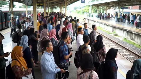 di sebuah stasiun yang ramai dan tiba tiba ada pengumuman suara yang aneh #stasoun #penumpang #keretaapi #mulyono #kamis #juni #fyp 