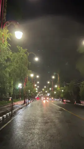 “Jika pelangimu sudah datang, jangan lupakan payung yang menemanimu saat hujan” ☔️☂️🌂 #nightride #rain #citylights #sadvibes🥀 #lovestory #bali 