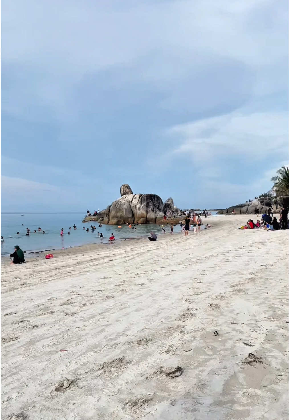 Pantai Batu Tunggal 🪨🌴 #pantaibatutunggalasungailiat #pantaibatutunggal #sungailiat #sungailiatbangka #bangkabelitung #bangkabelitungisland #explore #visit #explorebangkabelitung 