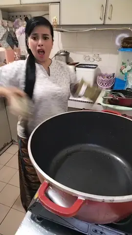 Best pula lagu ni kan.jenuh juga la nak miming.sibulus x nak join sbb demam.terpaksa la buat guna sound lagu ni.Resepi kali ni zura buat Bubur Kacang Hijau.kalau cicah ngan roti fuhhh mmg sedap tau.terima kasih semua selalu ada dan selalu support.mana komen2 yg zura tak sempat reply tu maaf tau.sebab masa tu terhad sgt.tp zura selalu ingt pd semua yg sudi singgah dan support tt zura TERIMAKASIH SEMUA❤️❤️#berandafyp #era #masukberandafyp #beranda #tiktokmalaysia #tiktokviral #tiktokawards #fyp #buburkacanghijau #buburkacang #terimakasihsemua 
