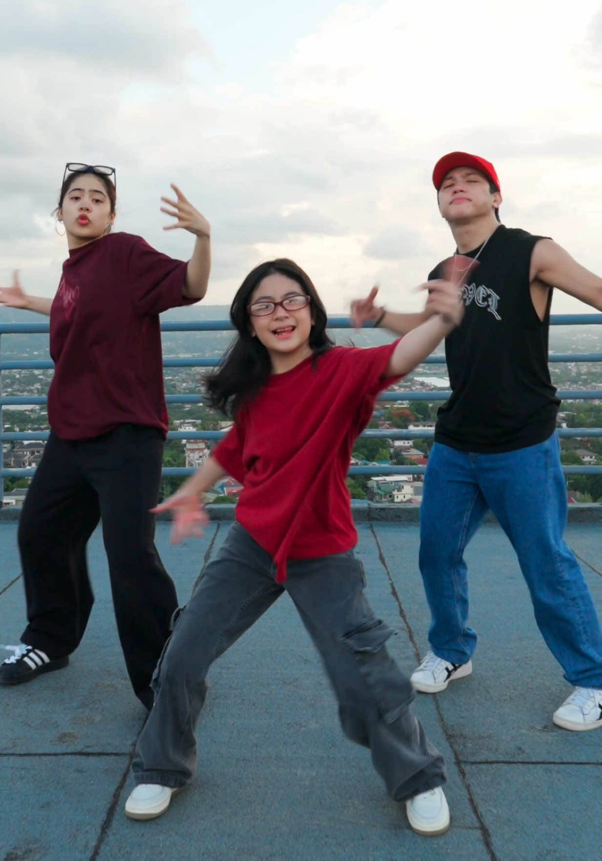 We turning heads! Lets hit @nianaguerrero’s dance trend! 🛞💯😁 #SiblingGoals 