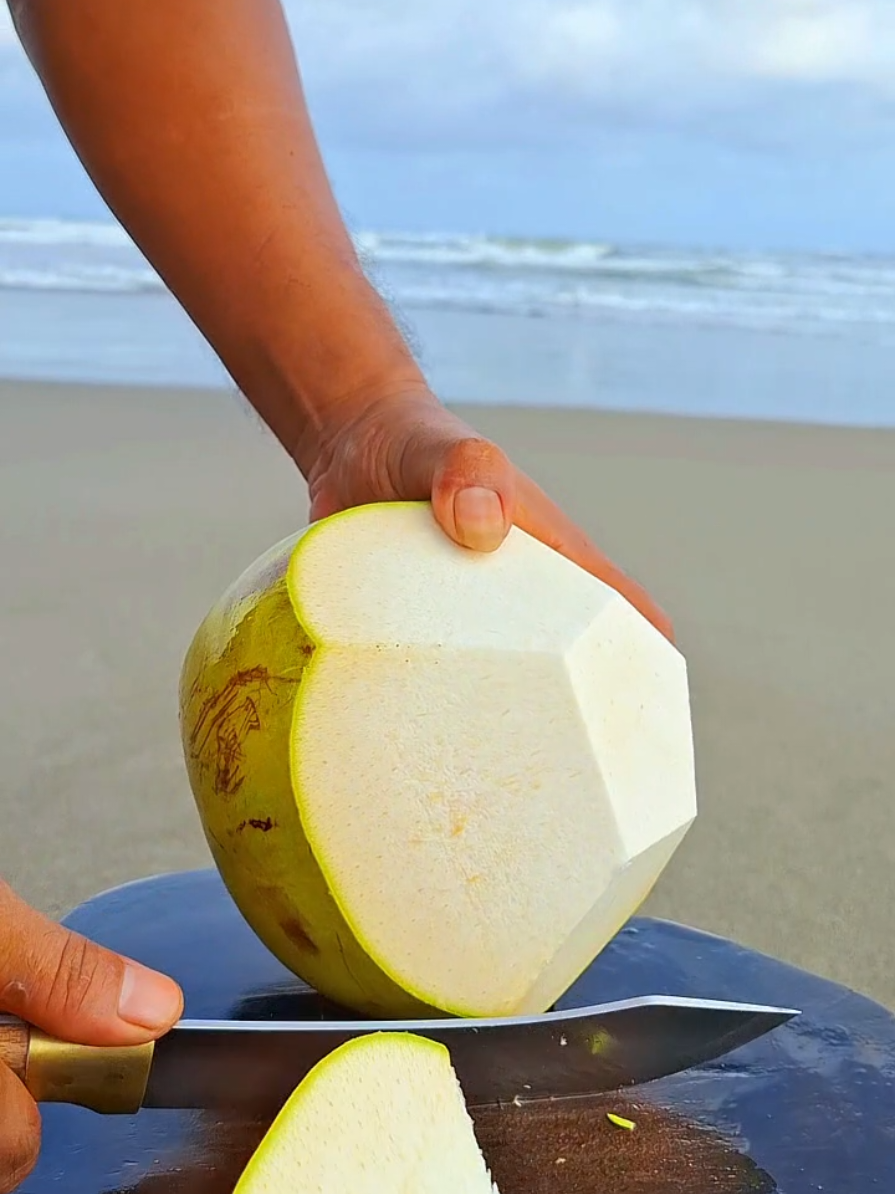 pikir pantai paling seger kelapa muda #stisfaying #asmr 